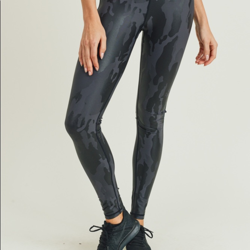 NWT!🥰 Trendy Camo Foil Highwaist Leggings - Picture 3 of 8